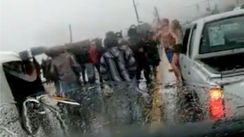 Un automovilista logró captar el momento en el que un grupo de manifestantes golpearon a los turistas rusos.
