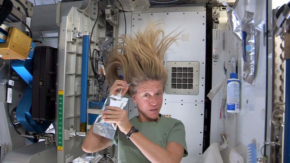 La astronauta Karen Nyberg muestra cómo lava su cabello en el espacio.