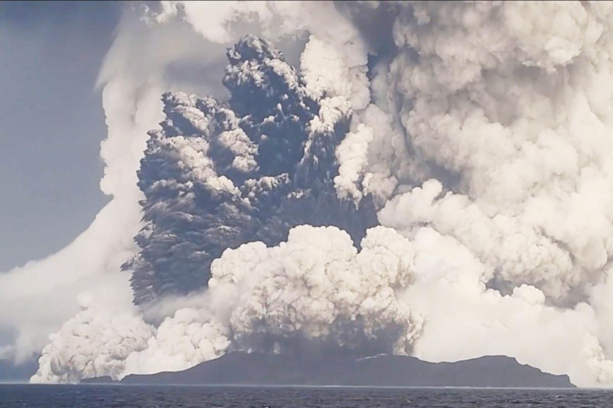 Reportan segunda “gran erupción” en el volcán submarino Hunga Tonga y más  tarde se retractan - El Diario NY
