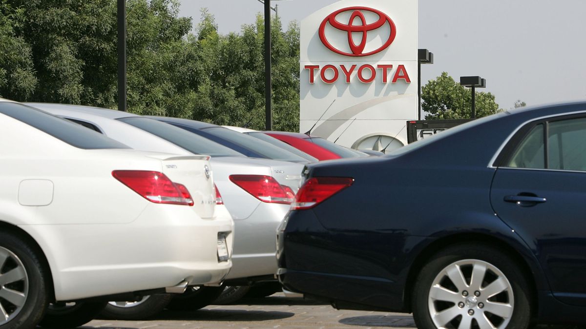 Toyota surpasses GM as the automaker that sells the most cars in the US.