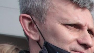 Javier Bardem apoyando a manifestantes ucranianos frente a la embajada Rusa en Madrid.