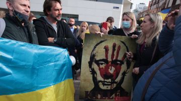 Javier Bardem apoyando a manifestantes ucranianos frente a la embajada Rusa en Madrid.