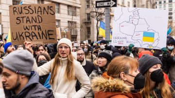 Protesta frente a la Misión de Rusia ante la ONU, en Nueva York, horas después de la invasión a Ucrania.