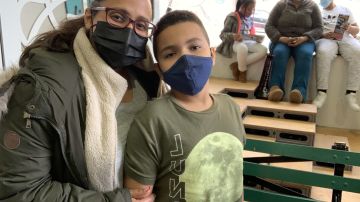 Elizabeth Adame y su hijo Emir apoyan mayores pruebas contra el COVID y vacunas
