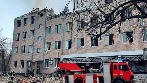 Primeros bombardeos: edificio militar en Kiev, capital de Ucrania