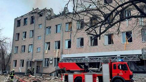 Primeros bombardeos: edificio militar en  Kiev, capital de Ucrania