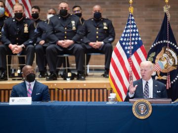 Presidente Joe Biden y el alcalde Eric Adams en la sede de NYPD.