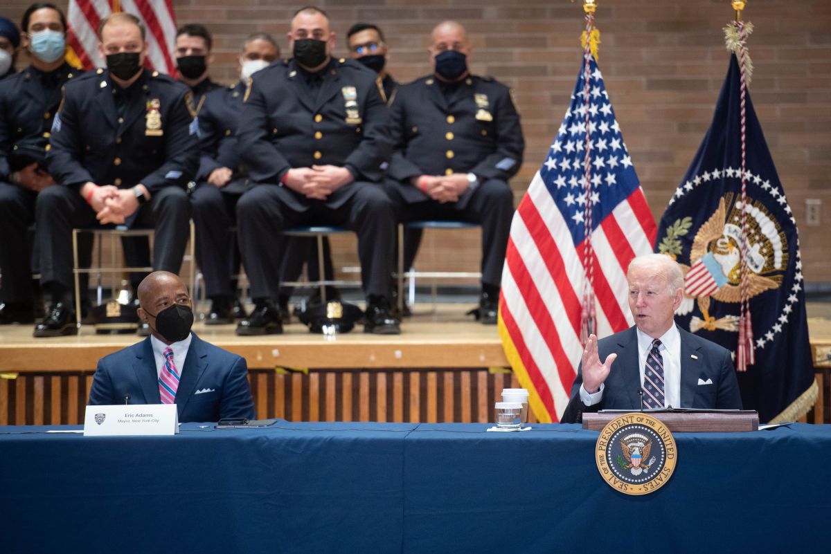 Presidente Joe Biden y el alcalde Eric Adams en la sede de NYPD.
