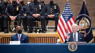 Presidente Joe Biden y el alcalde Eric Adams en la sede de NYPD.