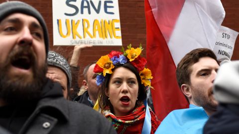 Protesta frente a la Misión de Rusia ante la ONU, en Nueva York, horas después de la invasión a Ucrania.