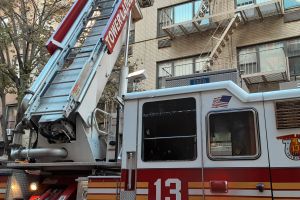 Anciano murió y 22 bomberos heridos: graves incendios en hogares de Nueva York