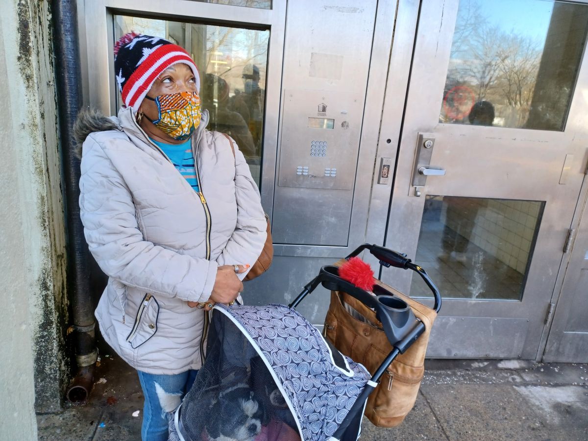La cubana Esperanza Hernández vive en un complejo de vivienda pública en El Bronx, en este invierno jamás ha contado con agua caliente.