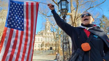 Aún con el plazo de mandato vencido, decenas de trabajadores protestaron este viernes en frente de la sede de la Alcaldía de NYC en el Bajo Manhattan.