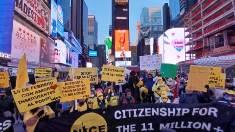 Desde Times Square voceros de coaliciones comunitarias advierten que no tendrán pausa en  exigir a los demócratas que cumplan su promesa de legalizar a los "sin papeles".