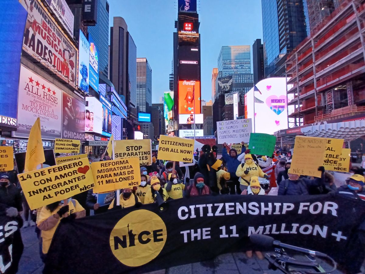 Desde Times Square voceros de coaliciones comunitarias advierten que no tendrán pausa en  exigir a los demócratas que cumplan su promesa de legalizar a los "sin papeles".