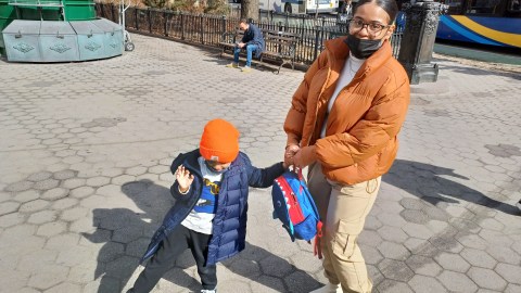 Madres como la boricua Stephany Arias no tienen apuro en que suspendan la política de enmascaramiento obligatorio en las aulas.