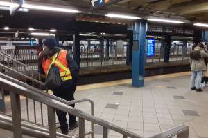 Acuchillado en el ojo: brutal fin de semana largo con siete ataques en el Metro de Nueva York