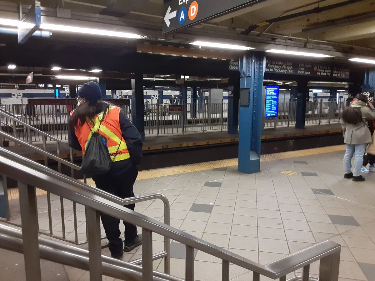 Agente de seguridad en el Metro de NYC.