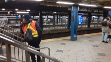 Agente de seguridad en el Metro de NYC.