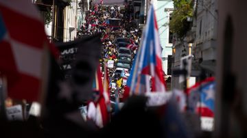 Miles de empleados del sector público en Puerto Rico en una protesta en San Juan para exigir un salario justo.
