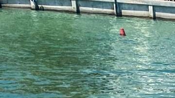 Esta es la rústica embarcación vacía y varada en un punto de la playa de Marathon.