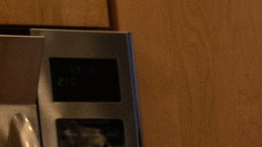 El alcalde Adams hace una demostración de cocina a base de plantas en el Hospital King County, en Brooklyn.