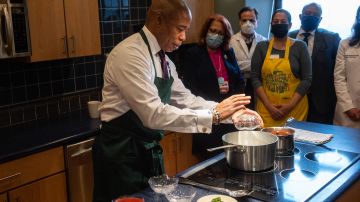 El alcalde Adams hace una demostración de cocina a base de plantas en el Hospital King County, en Brooklyn.