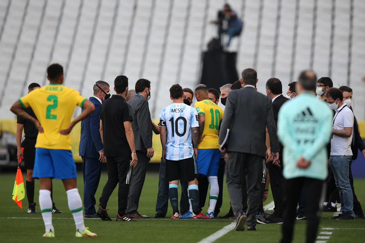 Lionel Messi y Neymar dieron la cara por sus selecciones en el momento de confusión.
