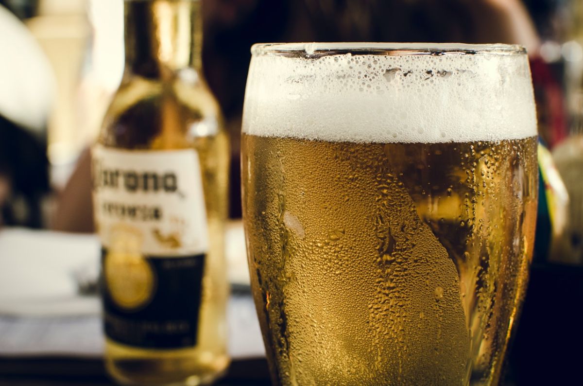 Cuando se bebe por encima de un consumo moderado, el alcohol puede elevar la presión arterial en varios puntos.