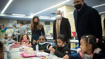 Al alcalde Adams y el canciller de Educación David Banks supervisas el almuerzo en la escuela elemental ‘Concourse Village’ en El Bronx.