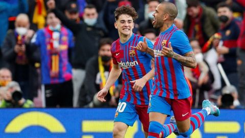 El futbolista Dani Alves celebra con el FC Barcelona.