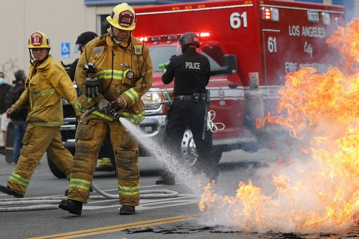 Bombero de California muere por una bala perdida mientras controlaba un incendio.