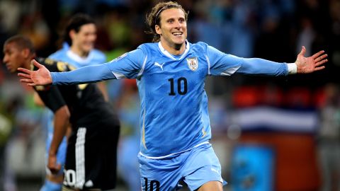Diego Forlán sale del retiro para jugar en Uruguay