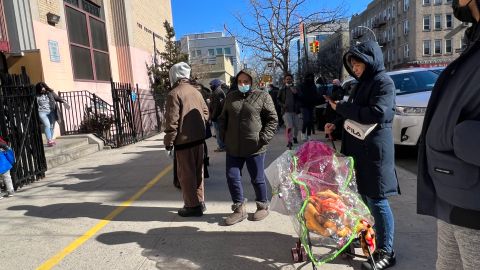 Padres de familia de escuelas de NYC están divididos sobre levantamiento del uso de mascarillas