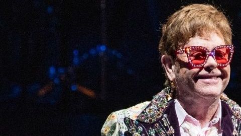Elton John se solidariza con ucranianos durante concierto en Nueva Jersey.