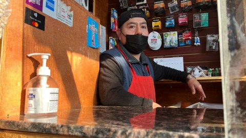 Oscar Bolaños, dueño del deli Brenda, de Queens, se mostró optimista con el levantamiento del uso de máscaras
