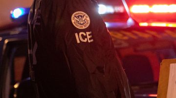 ICE analiza formas alternativas de detención de inmigrantes.