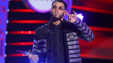 Anuel y Yailin presumen regalos y el público les dice: “Dime de qué presumes y te diré de qué careces"