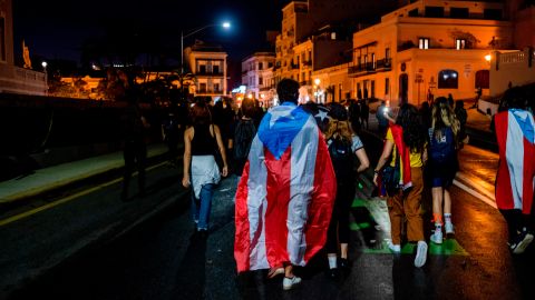 Como territorio, los 3.2 millones de ciudadanos estadounidenses de Puerto Rico están sujetos a los poderes plenarios del Congreso, pero no pueden votar por el presidente y no están representados en la Cámara o el Senado de los EE.UU.