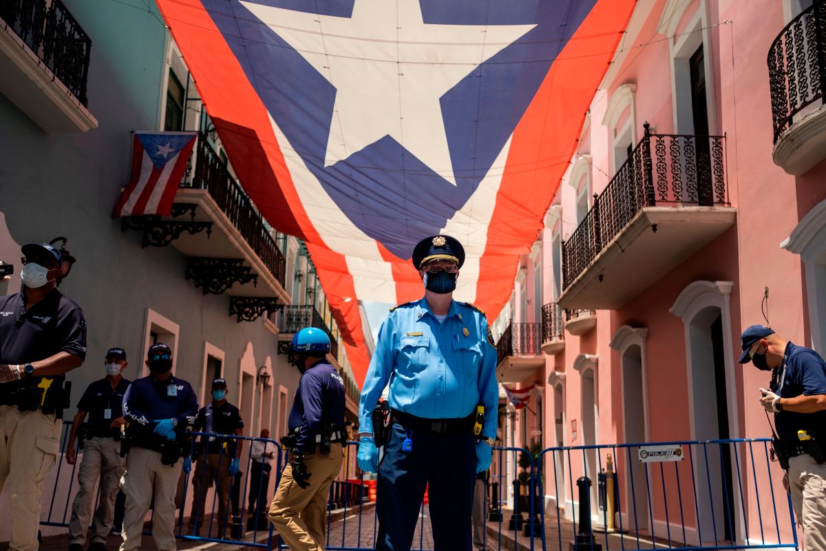 Miembros de la Policía de Puerto Rico custodian el acceso principal a La Fortaleza, residencia oficial del gobernador.