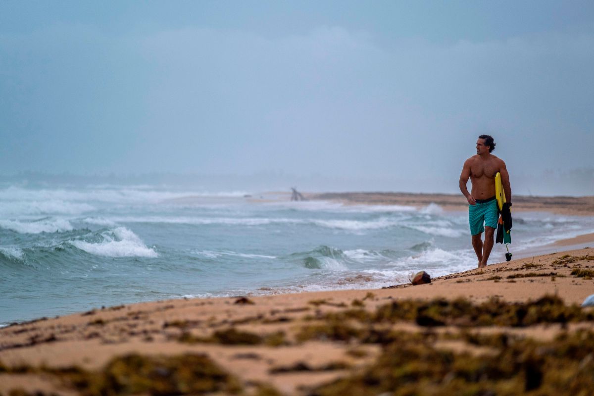 Un surfista en una playa en San Juan, Puerto Rico.