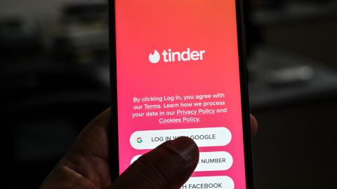 El supuesto "estafador de Tinder" se defendió en una entrevista de las acusaciones.