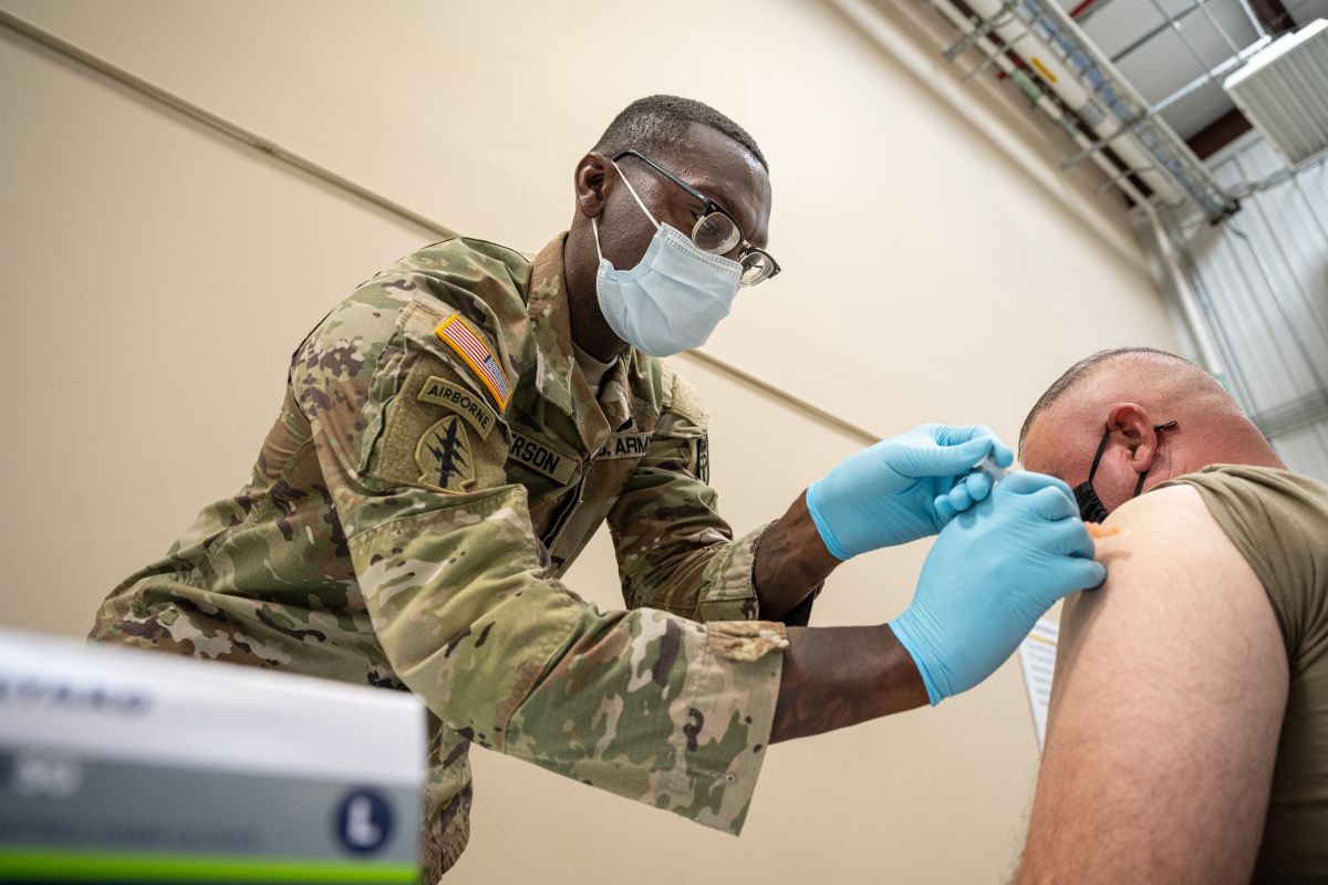 "Los soldados no vacunados presentan un riesgo para la fuerza", dijo la secretaria del Ejército, Christine Wormuth.