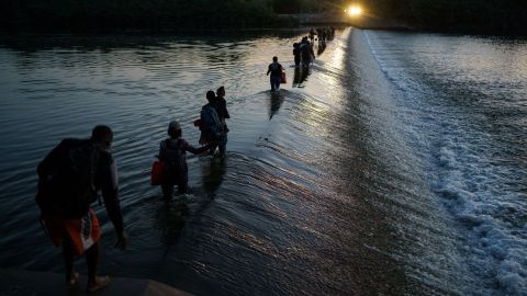 Haitianos cruzan el Rio Grande