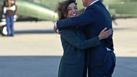 Biden recibido por la gobernadora Hochul de NY, 20 de septiembre 2021.