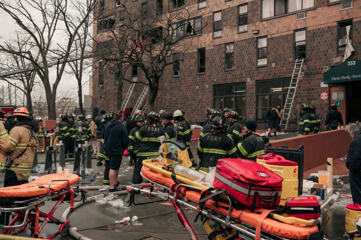 Decenas de bomberos en la escena del incendio en un edificio de 19 pisos en El Bronx, el 9 de enero.