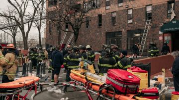 Decenas de bomberos en la escena del incendio en un edificio de 19 pisos en El Bronx, el 9 de enero.