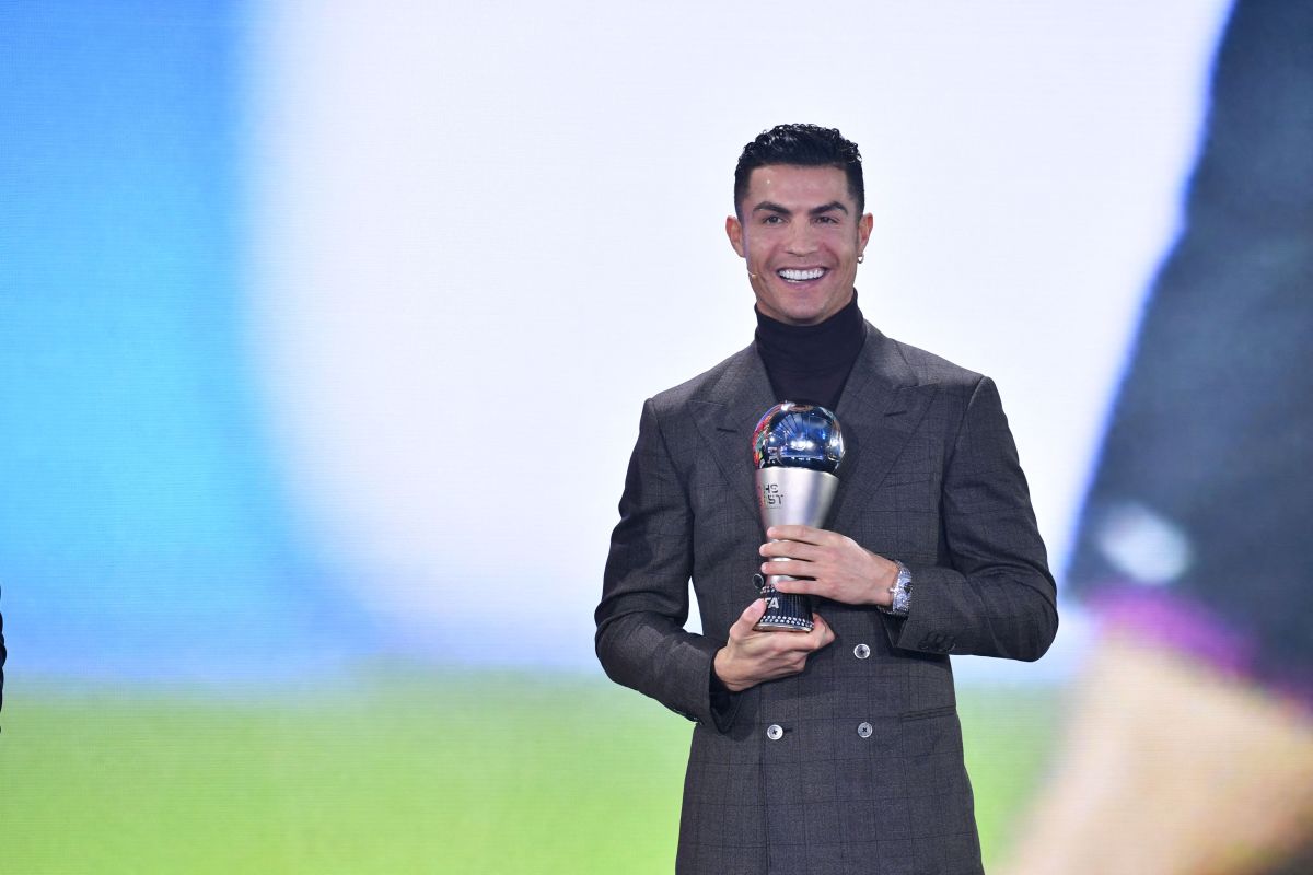 Christian Dior became sexy thanks to Cristiano Ronaldo’s small chest with his gray sweater: it costs more than two thousand dollars
