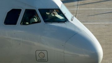 El vuelo AA1775 de Los Ángeles a DC acaba de realizar un aterrizaje de emergencia en Kansas