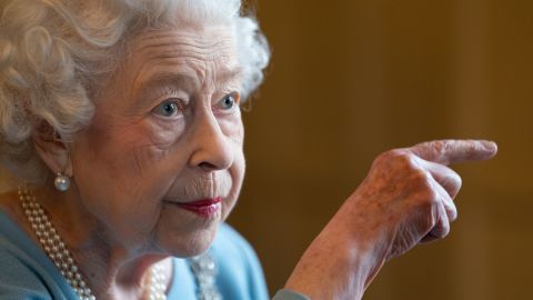 La reina Isabel dio positivo a Covid-19.